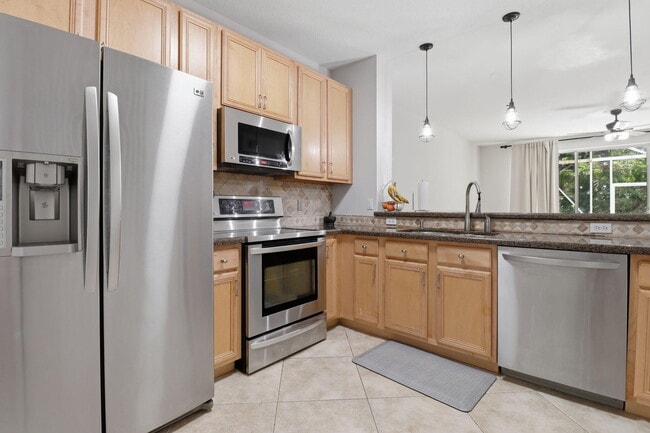 Building Photo - 9902 Lago Dr