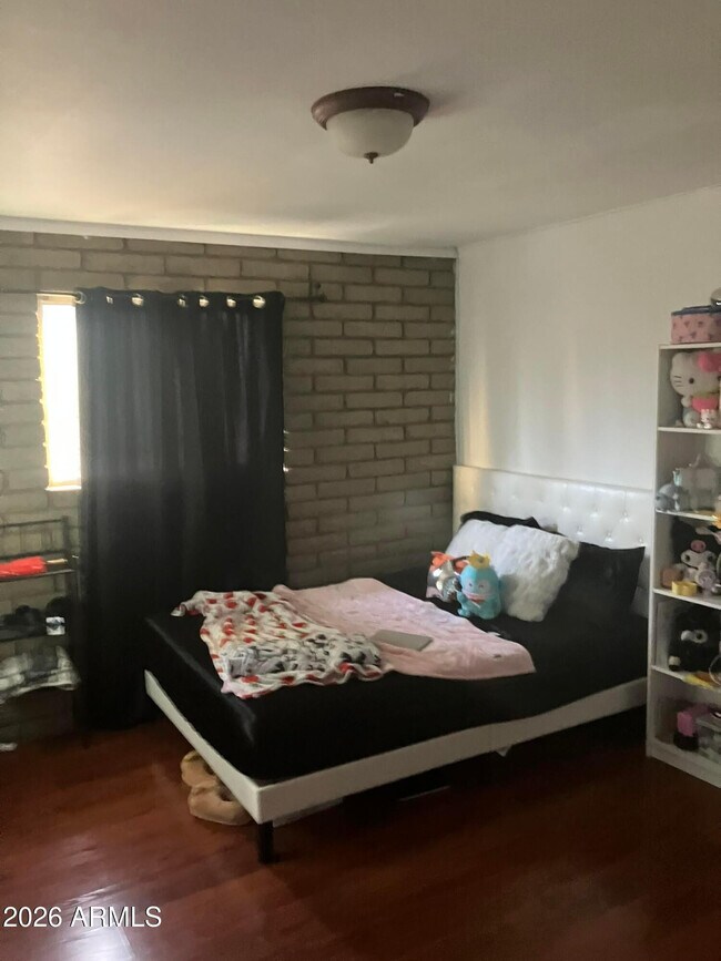 Building Photo - 4214 W Lewis Ave