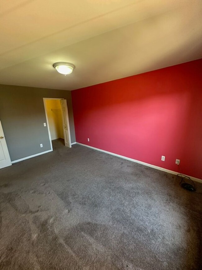 Building Photo - Updated Chesterfield Condo