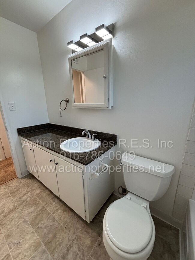 Building Photo - Roseville Condo all one level: 2 Bedroom 1 Bathroom Single Level, Large Living Room Central Heat ...