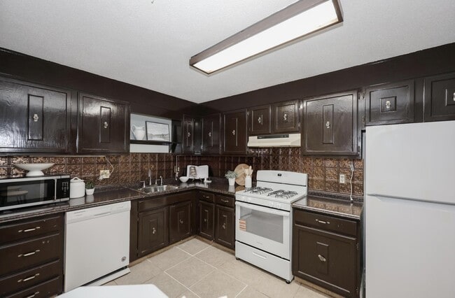 Building Photo - 19 Country Club Dr