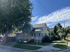 Building Photo - 4 Bed 2 Bath House for Rent