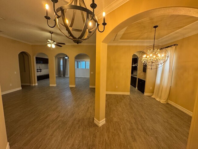 Building Photo - Two Story 5 bedroom, 4.5 bath