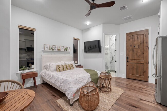 Building Photo - 15937 Stagecoach Rd