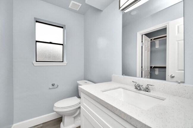 Building Photo - 6411 Hollow Oaks Dr