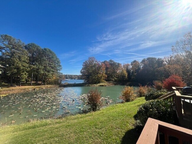 Building Photo - Gorgeous home with boat slip and water views