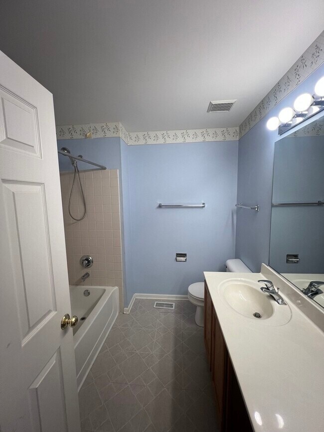Building Photo - 927 Genesee Dr
