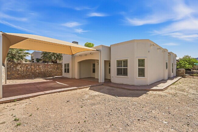 Building Photo - Corner 3 bedroom 3 bath home in Northwest El Paso