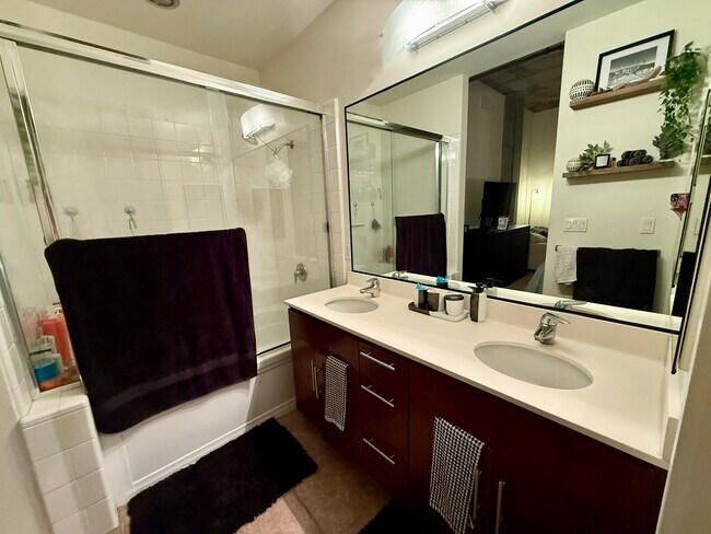 Building Photo - 527 Tenth Ave