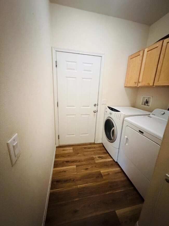Building Photo - 558 N Tam Rim Dr