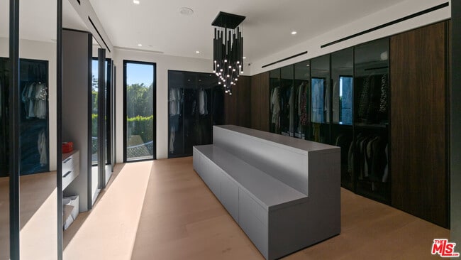 Building Photo - 1140 Summit Dr