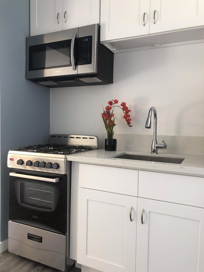 Building Photo - 526 Golden Ave