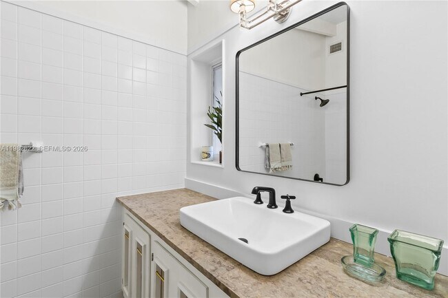 Building Photo - 2132 Middle River Dr