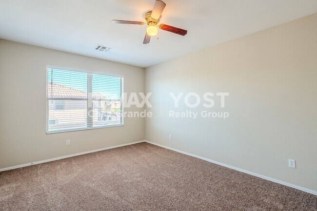 Building Photo - Spacious Living in SK Ranch!