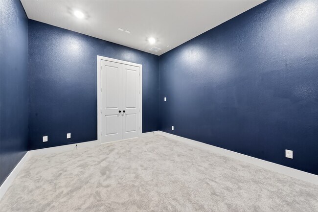 Building Photo - 2022 Serene Spgs Dr