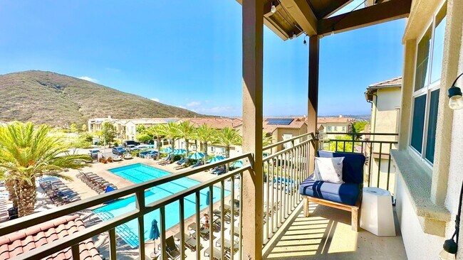 Building Photo - Beautiful "Model" Show Townhome in the Gat...