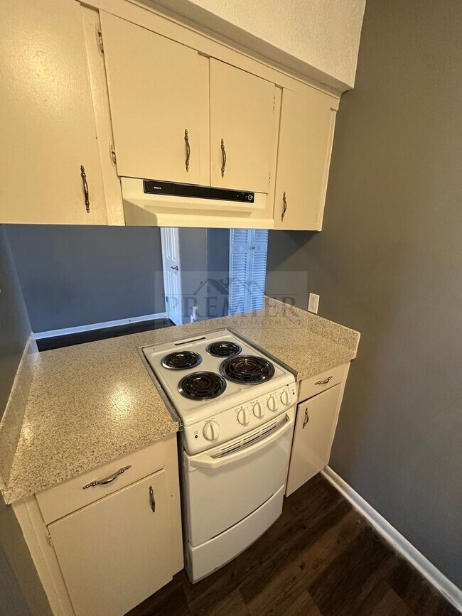 Building Photo - Updated 1 bed / 1 bath apartment - 60 West Apartments -6053 Barton Dr Shawnee, KS 66203 - great l...