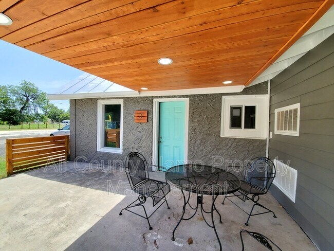 Building Photo - 1327 Quintana Rd