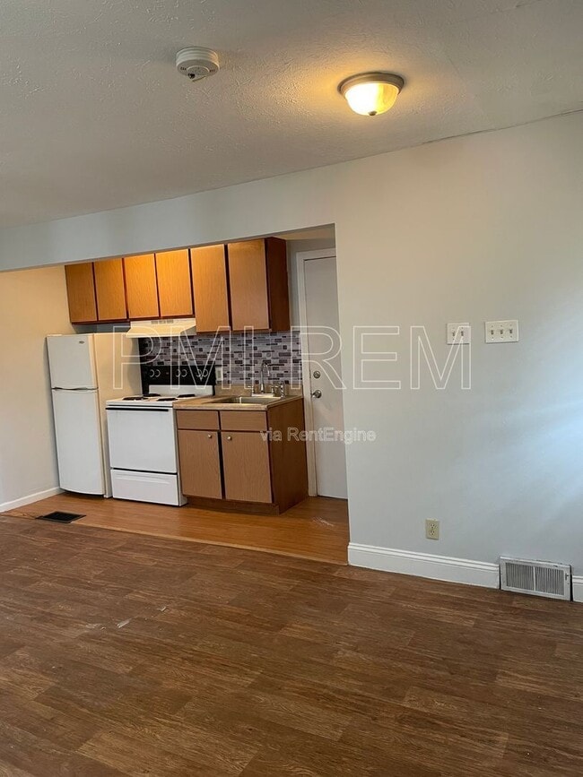 Building Photo - 2876 Hudson Dr