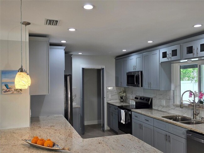 Building Photo - 3435 Overlook Dr NE