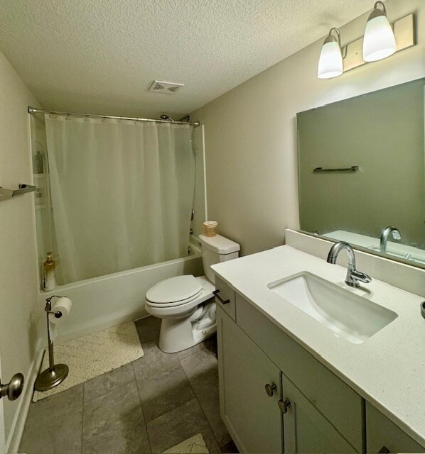 Building Photo - Large 4 Bedroom with Finished Basement - L...