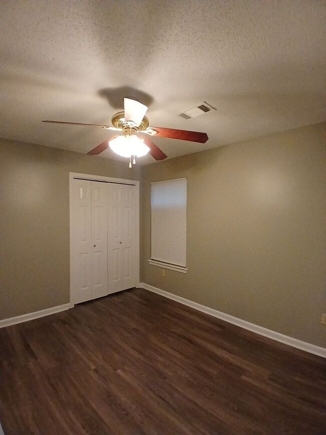 Building Photo - Modern Comfort in a Prime Location - Open To Section 8
