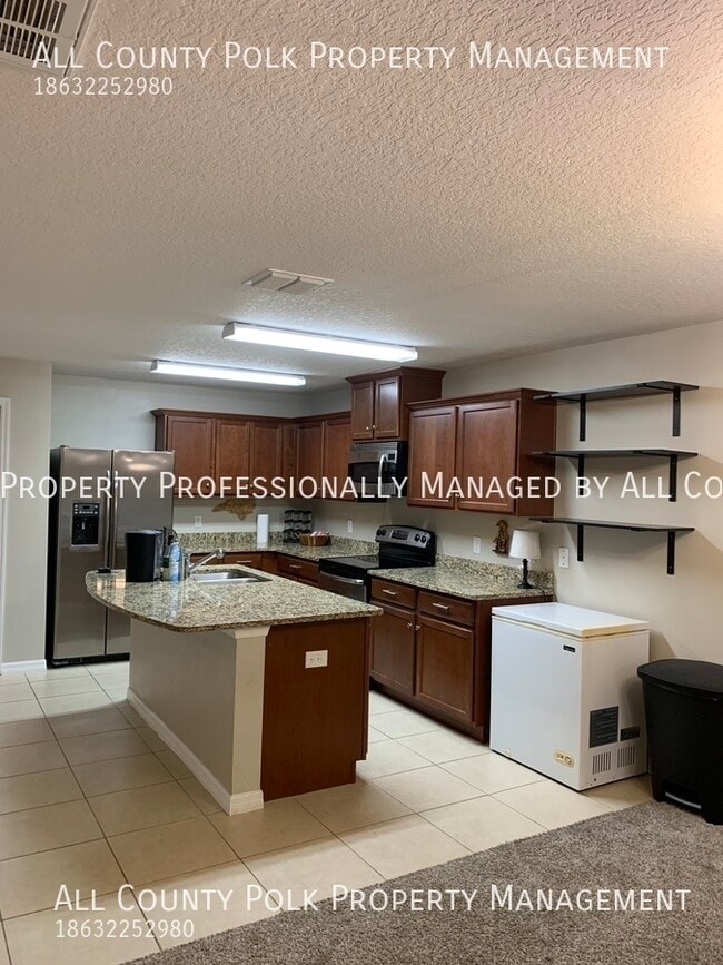 Building Photo - Lakeland Oasis! 3 Bedroom Duplex in Villag...