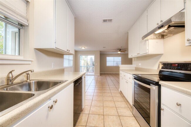 Building Photo - 203 E St