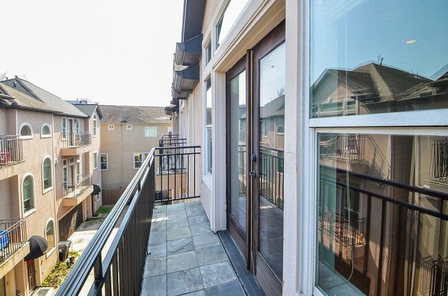 Building Photo - 1148 W 25th St