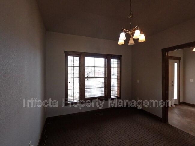 Building Photo - 1032 Hessen Dr