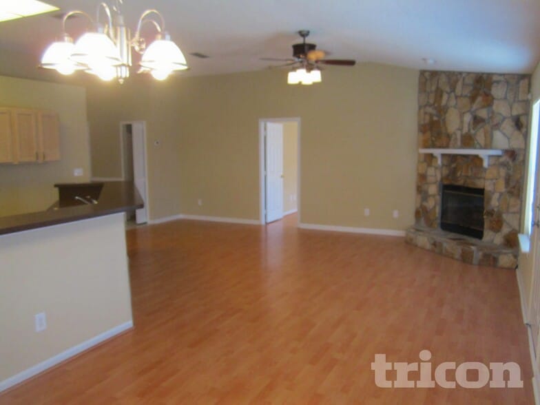 Building Photo - 325 Island View Cir