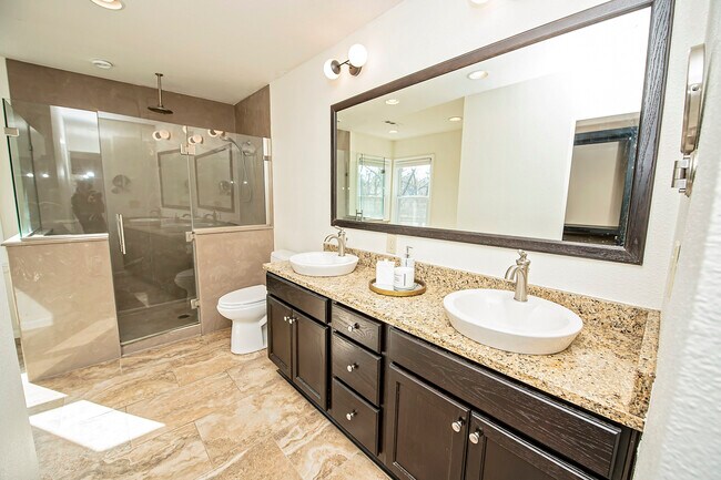 Building Photo - 1448 E Walnut St