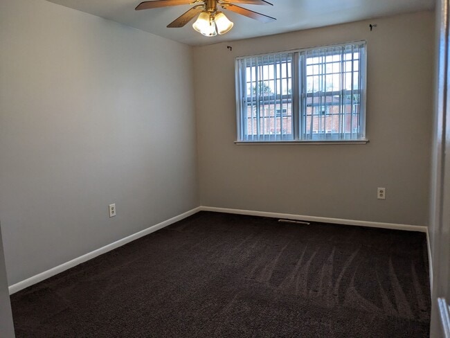 Building Photo - 983 Regina Dr
