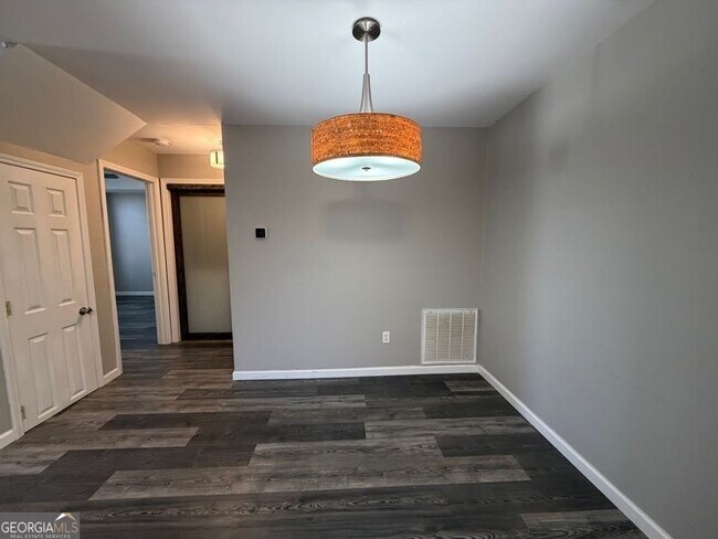 Building Photo - 133 McGill Park Ave NE