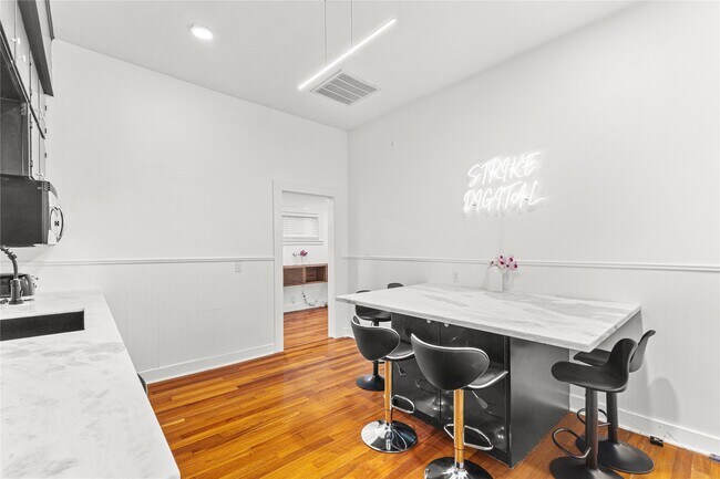 Building Photo - 315 W 9th St