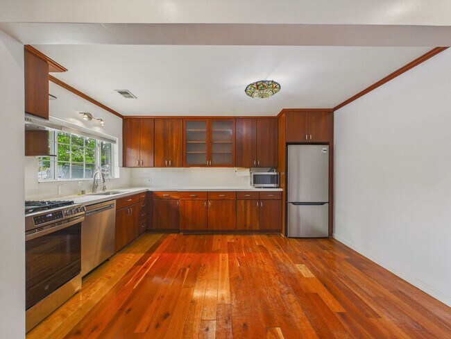 Building Photo - San Carlos home for rent plus studio in-law unit! $7,500