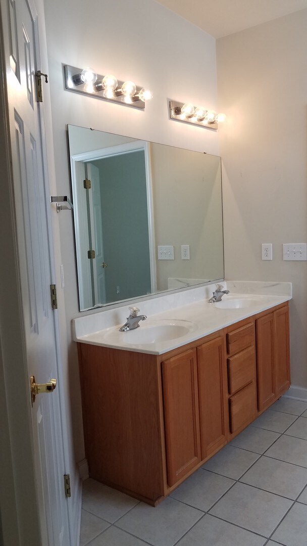 Building Photo - Lovely 4 BR/2.5 BA in Avalon -  FRESH paint, BRAND NEW flooring, FOUR bedrooms and a FENCED yard!!