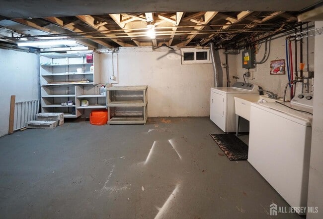 Building Photo - 215 Rose St