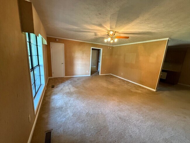Building Photo - 102 Hickory Hill Dr