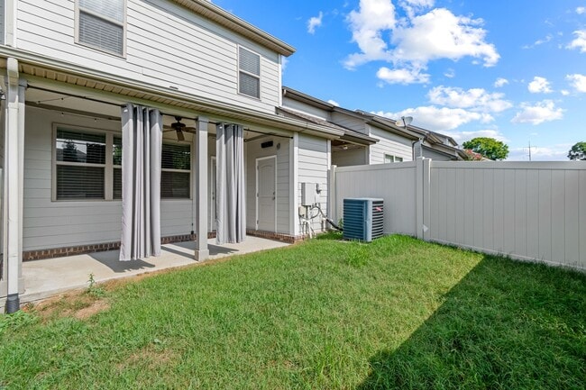 Building Photo - 1444 Channing Dr