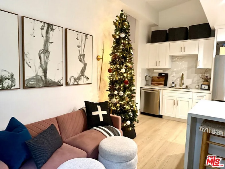 Building Photo - 5561 1/2 El Canon Ave