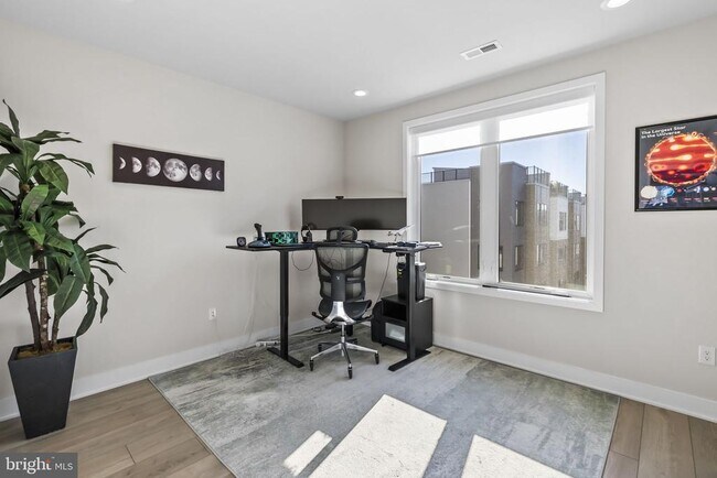 Building Photo - 908 Laurens Aly