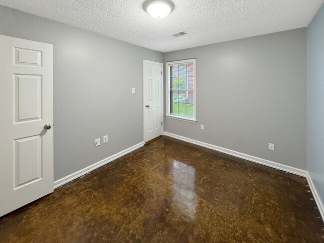 Building Photo - Spacious 3 bedroom 2 bath in Cordova