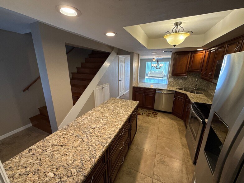 Building Photo - 790 E Gilchrist Ct