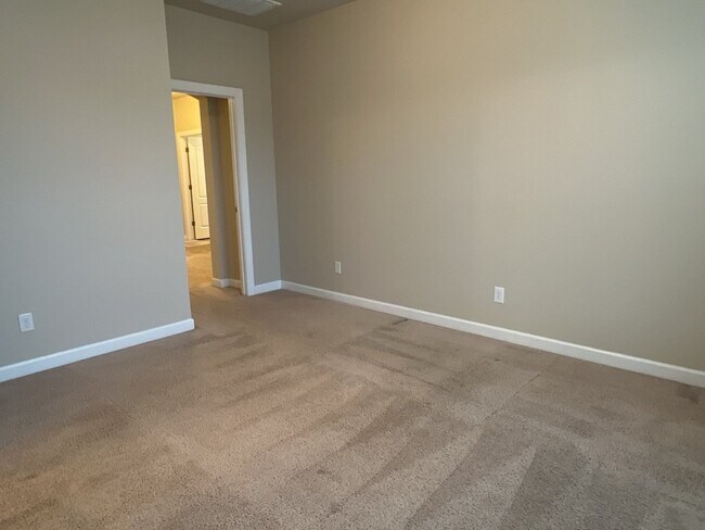 Building Photo - 579 Crossland Dr