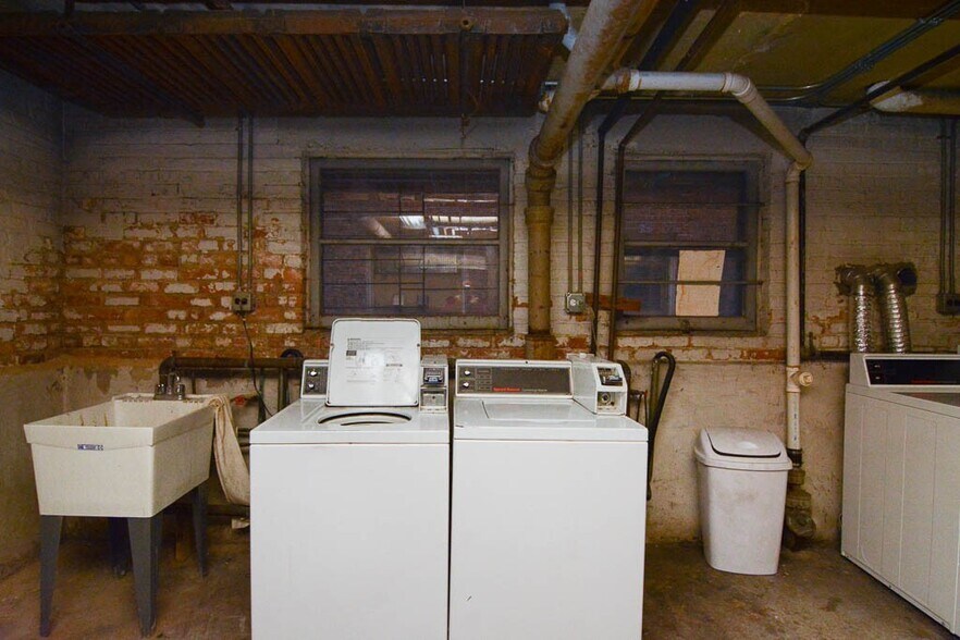 Building Photo - 1320 Oak Ave