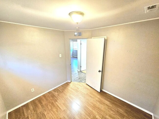 Building Photo - Amazing 3 Bedroom 1 Bathroom Home