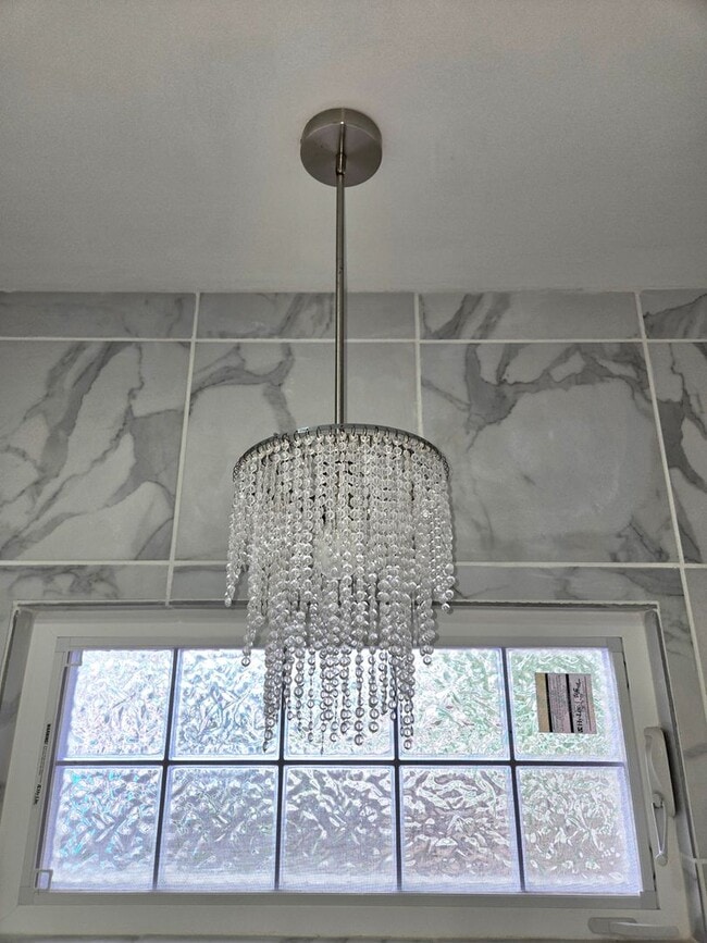 Building Photo - Spacious Five Bedroom