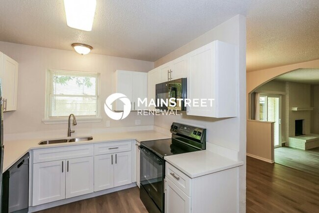Building Photo - 3 Bedroom Pet-Friendly Home in Irving, TX with Main Street Renewal
