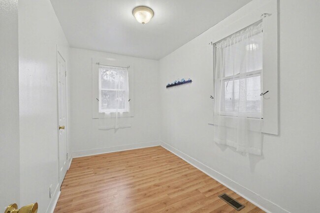 Building Photo - 8009 E Bristol Rd